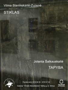 Vilma Slavinskaitė-Zujienė “Stiklas ║ Tapyba” Jolanta Šalkauskaitė Tai yra antroji “Duetų” paroda. Šiuo parodų ciklu siekiama padėti parodų lankytojams suvokti kaip vitražas vystėsi ir keitėsi atsakydamas į drąsias naujas estetines kryptis bei impulsus, charakteringus nūdienos menui bendrai. Atskleisti kaip naujos technologijos skatina menininkus ieškoti stikle neribotų potencialų, būdingų pačiai medžiagai. Idėja surengti duetų parodą „Stiklas/Tapyba” kilo susidomėjus pastarųjų metų tendencija – parodas rengti kiek netikėtose, industrinėse, kamerinėse ar netipiškos parodų salės erdvėse. Vilniaus senamiestyje įsikūrusi specializuota vitražo ir stiklo dizaino galerija "Vitražo Manufaktūra" kaip tik ir yra tokia vieta, dėl savo unikalaus šviesos šaltinių išdėstymo, bei pritaikymo išskirtinai vitražo ir stiklo ekspozicijoms. Netiesiogiai sugretinus skirtingus plastikos būdus, paroda „Stiklas/Tapyba“ čia įsiterpia kaip dvi tapybiškumo paralelės, pulsuojančios tikėjimo šviesa.